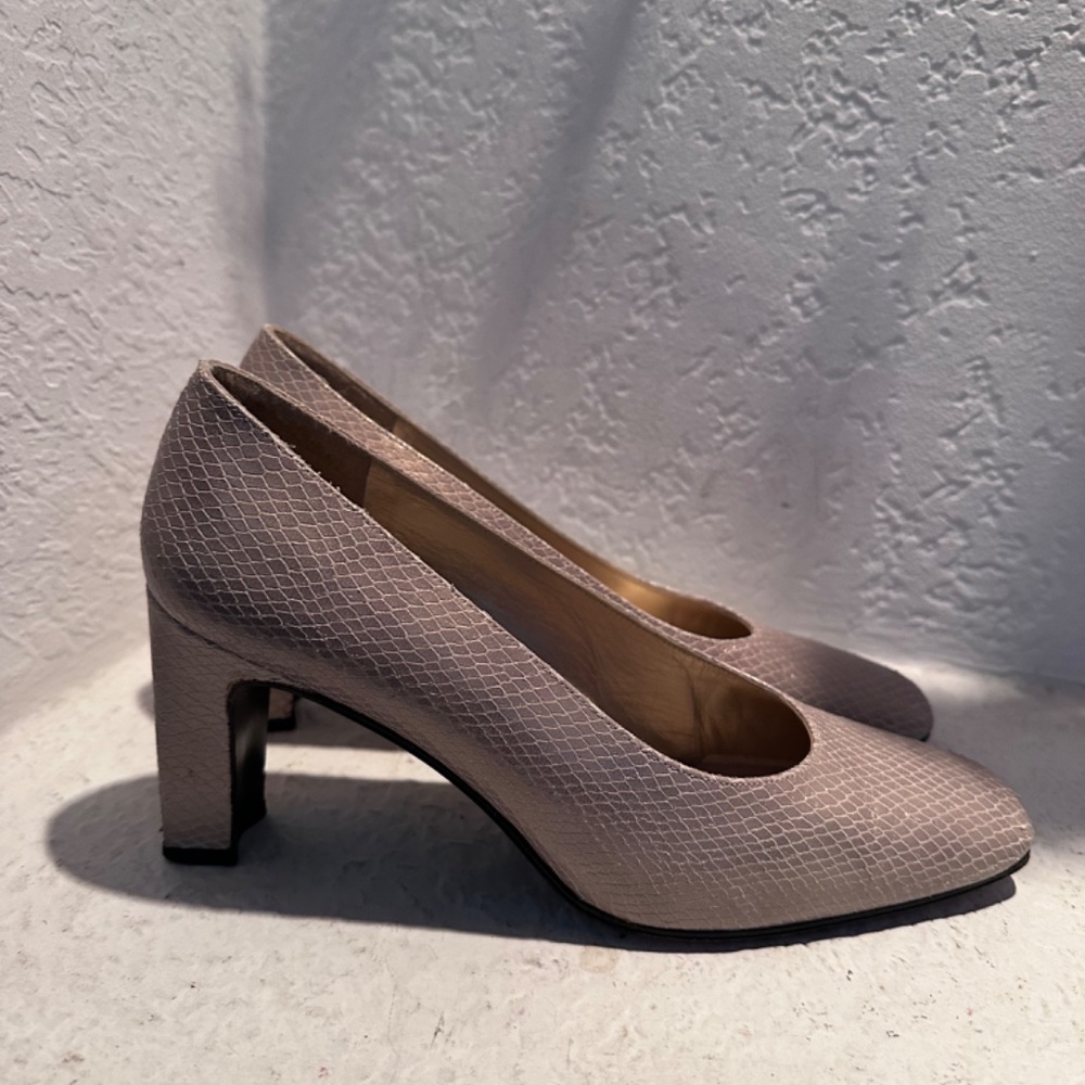 Pumps - Picture 3 of 5